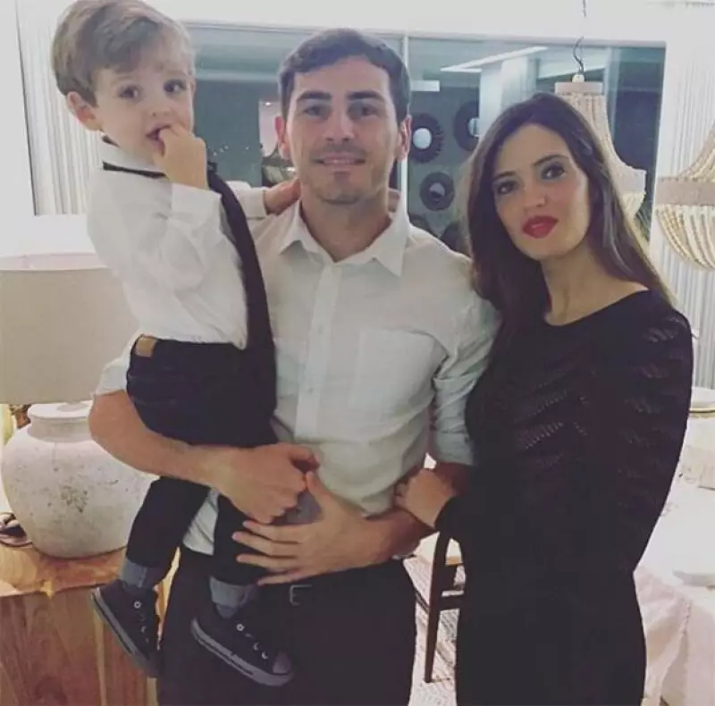 En junio la familia Casillas Carbonero le dio la bienvenida a su cuarto integrante y después de una larga espera, Sara por fin compartió una foto de la familia completa.