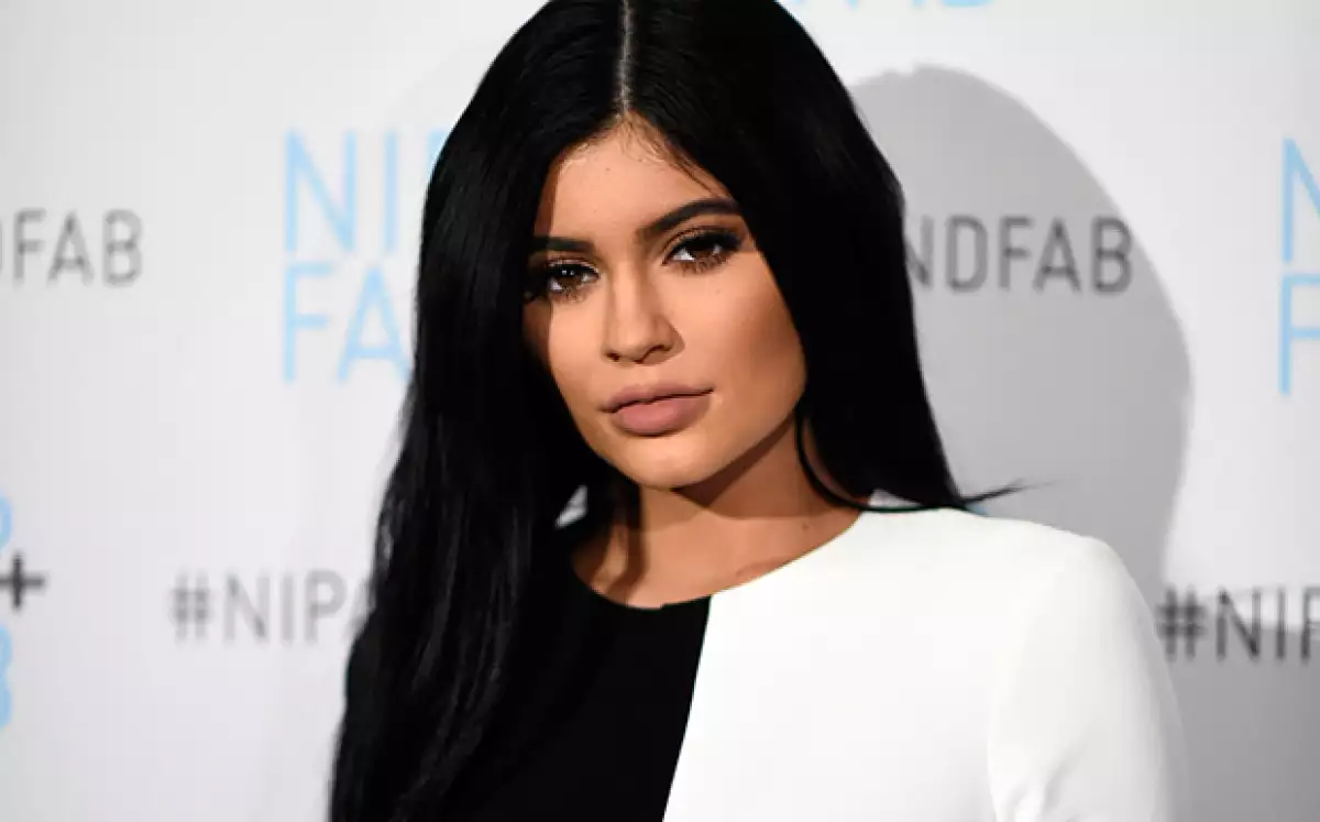 La estrella de reality compartió una foto en la que se le ve subiendo a su Ferrari escoltada por un guapo joven, que ganó miles de elogios en la red.