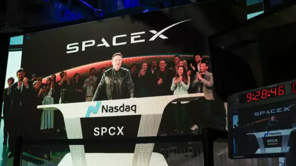 SpaceX sale a bolsa con la mayor oferta pública de la historia, podría convertir a Elon Musk en el primer billonario 