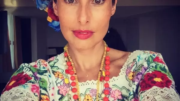 Muy guapa lució la actriz mexicana Ana Serradilla en sus vacaciones en Cozumel, donde portó prendas y accesorios mexicanos.