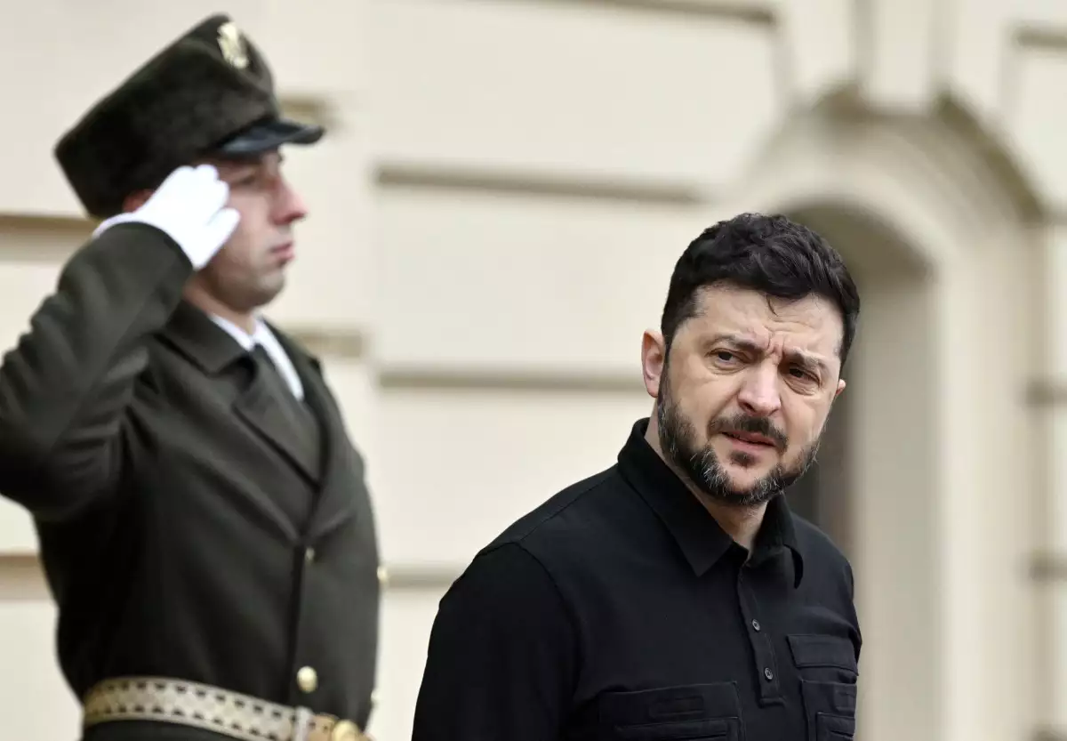 El presidente de Ucrania, Volodymyr Zelensky, observa antes de su reunión con el presidente de Chipre en Kiev el 4 de diciembre de 2025, en medio de la invasión rusa de Ucrania.