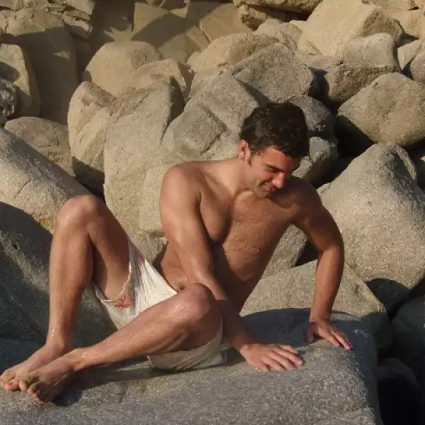 Lo que hace aún más atractivo a Mauricio es su personalidad extrovertida.