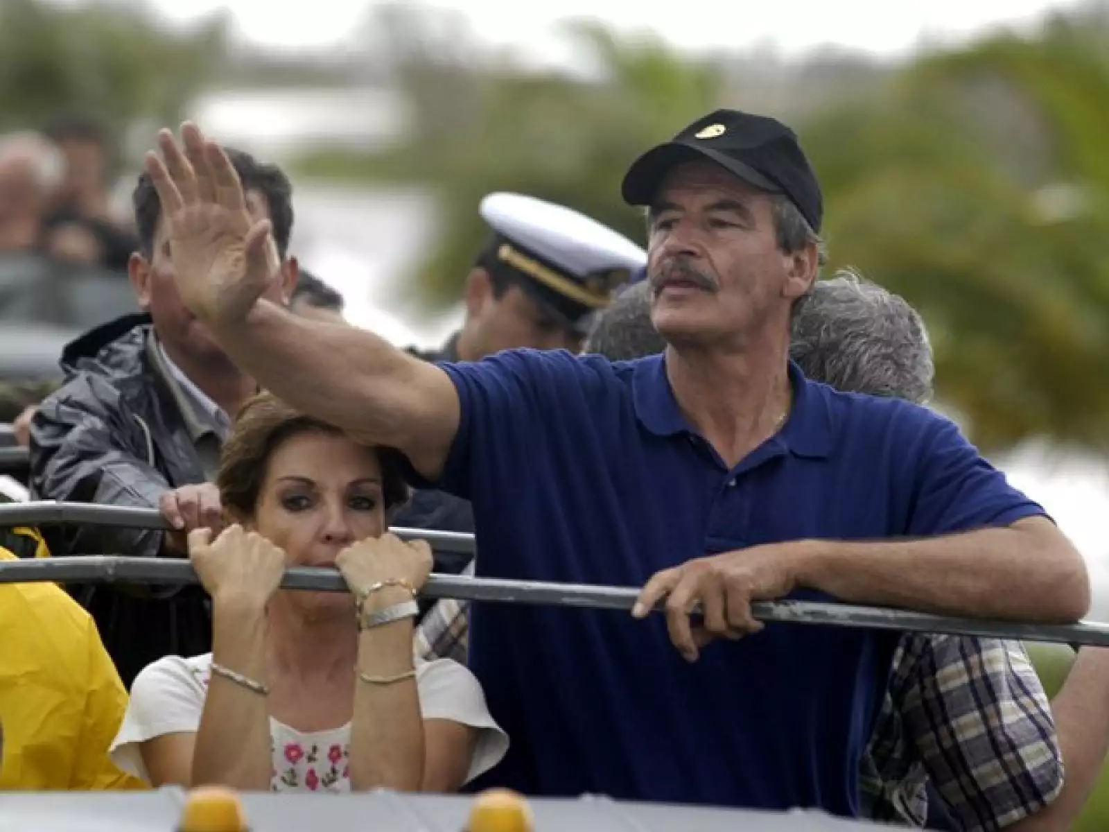 La ex pareja presidencial mientras recorría la zona devastada de Cancún por el paso del huracán Wilma en octubre de 2005.