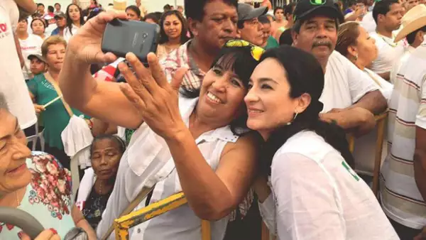 Verónica de la Medina. La esposa del priista Héctor Yunes (lderecha) ha adquirido popularidad por su cercanía con los veracruzanos.