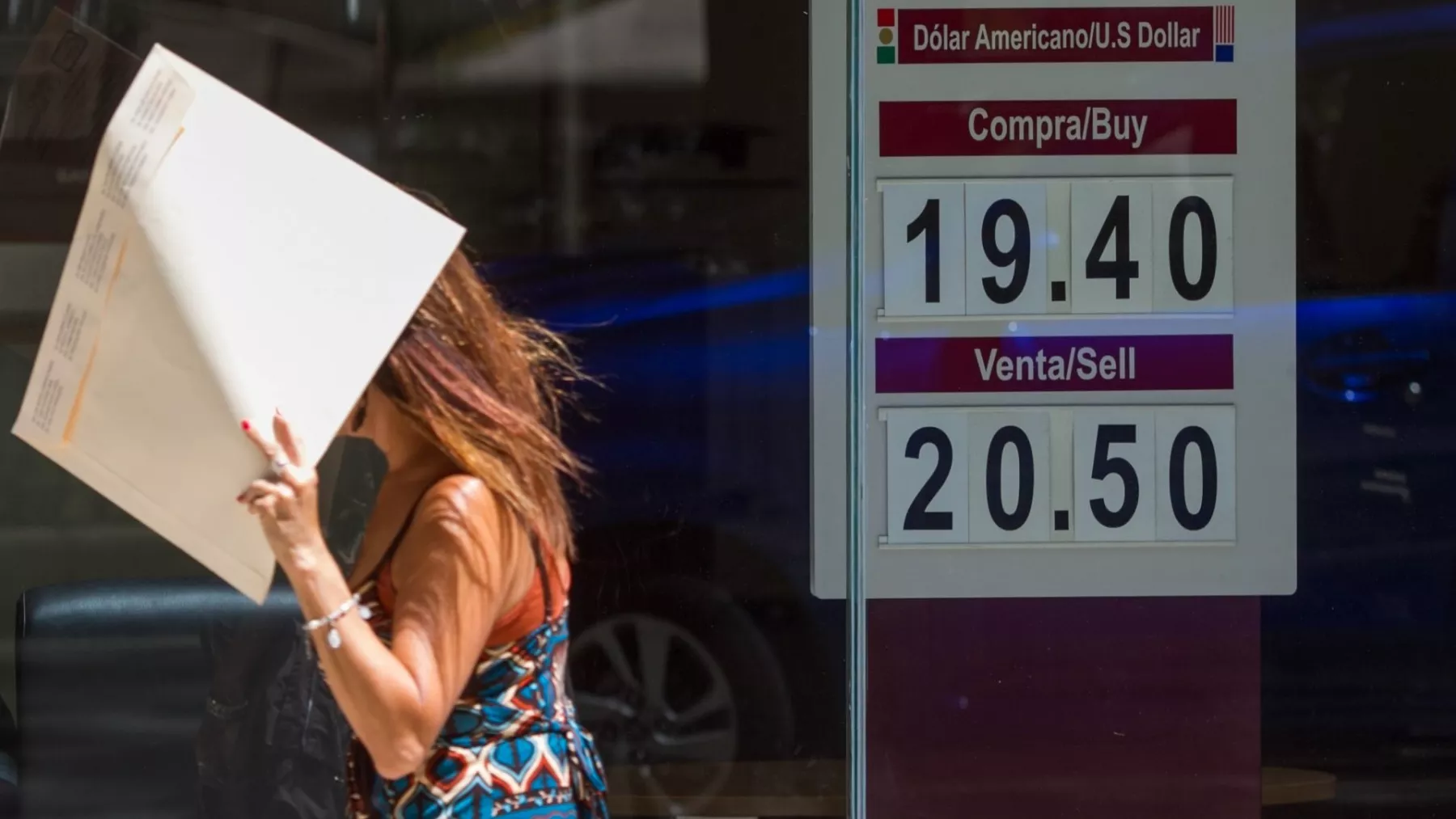 Peso avanza frente al dólar a la espera de decisión de Banxico