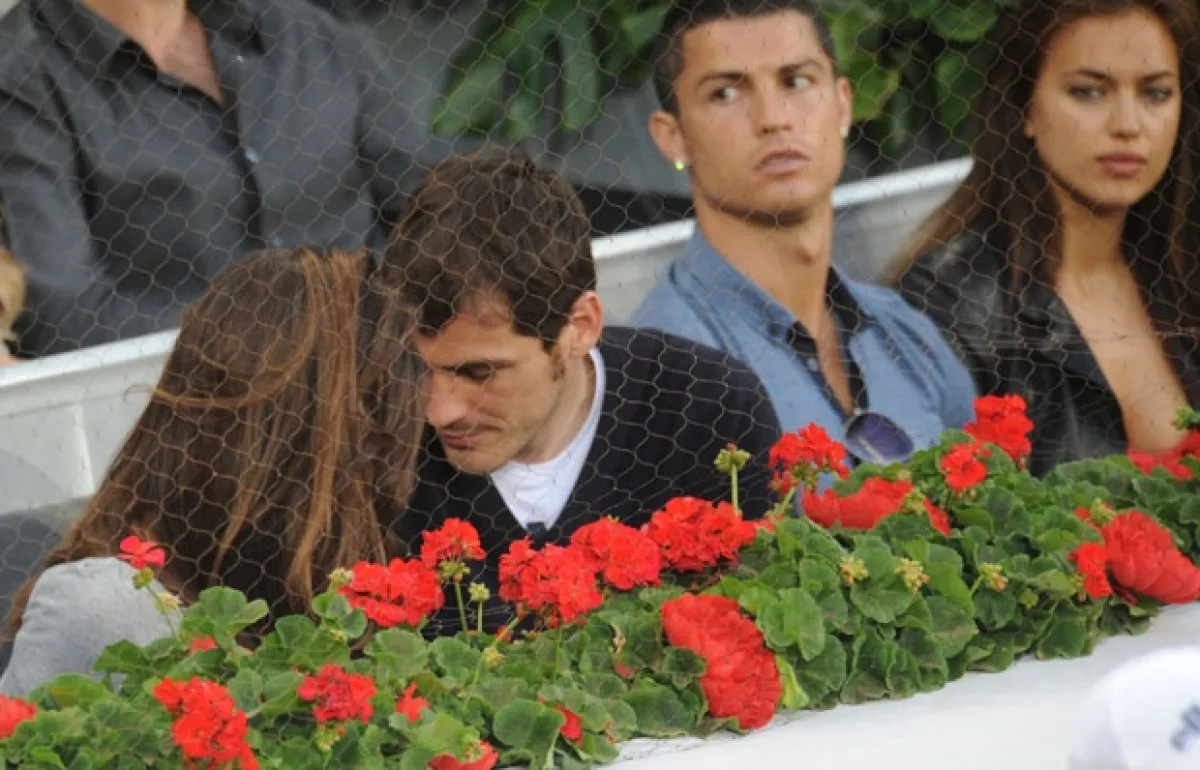 El portero Iker Casillas y la reportera Sara Carbonero, también destilaron amor en el palco desde donde observaban el juego.