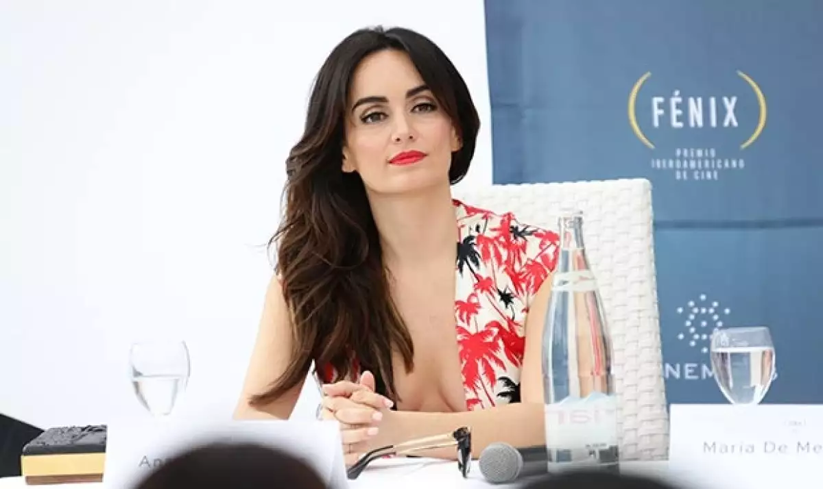 La actriz lució atractiva con un escotado vestido blanco con motivos florales durante el lanzamiento de los Premios Fénix al Cine Iberoamericano