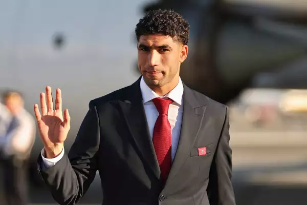 Achraf Hakimi del Equipo Marruecos saluda después de su llegada a los Estados Unidos antes de la Copa del Mundo en el Aeropuerto Internacional Newark Liberty el 3 de junio de 2026 en Newark, Nueva Jersey