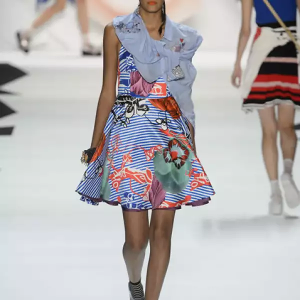 Vestido con estampado floral y rayado con camisa de botones usada como mascada, y zapatos oxford.