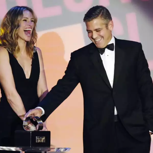 En 2006 estuvo presente durante un evento en honor a George Clooney en Beverly Hills.