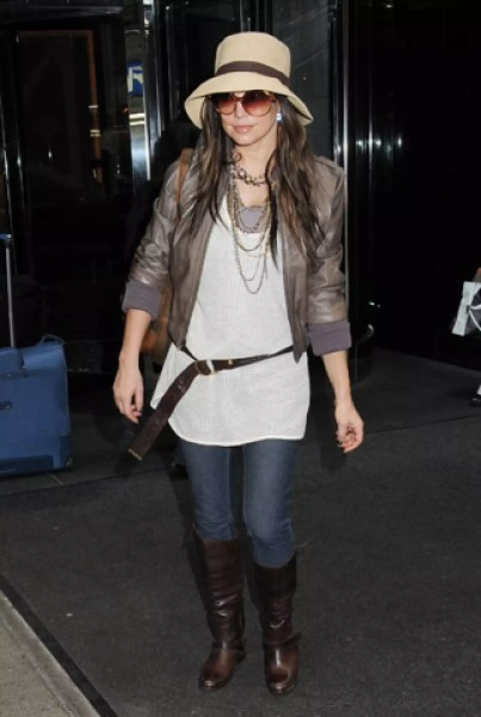 Fergie sale de su hotel en Manhattan, Nueva York.