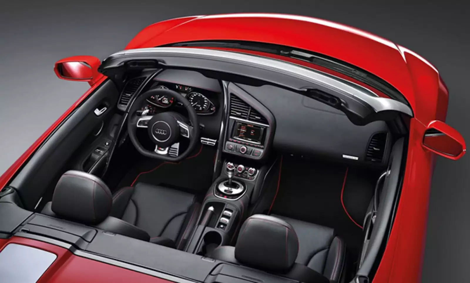 Entre los detalles de confort más relevantes figuran los sistemas de navegación plus y de sonido Bang & Olufsen, control de voz y el mecanismo de estacionamiento con cámara de reversa.