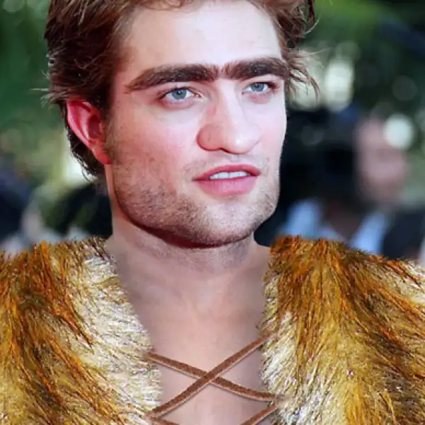 El guapo actor de la saga Crepúsculo, Robert Pattinson, no se sienta muy bien la Era de Piedra, lo suyo son los vampiros.