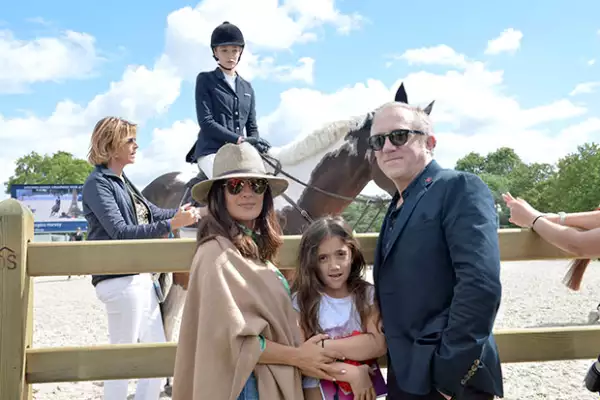 A pesar de no ser su mamá, Salma asiste a los eventos importantes -como este- de su hijastra.