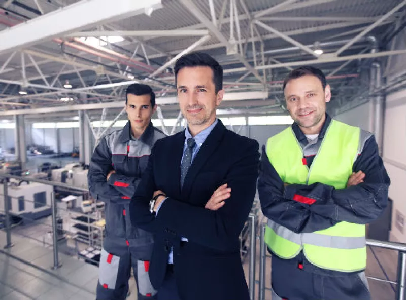 f�brica con jefe y operadores