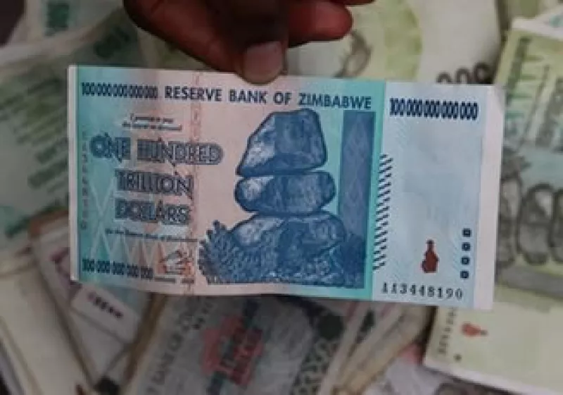 Zimbabue sacó de circulación su billete de 100 billones de dólares hace dos años. (Foto: AP)