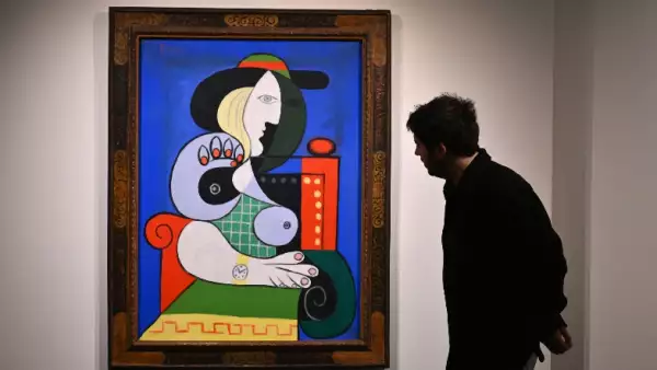 "La mujer del reloj", obra de Pablo Picasso, se vendió por 139.9 millones de dólares en una subasta.