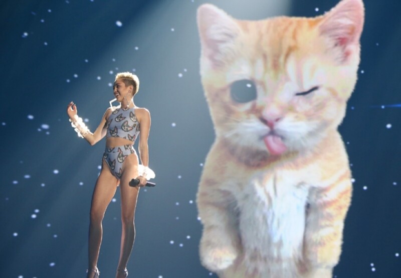 Miley tuvo en el escenario un felino que movía la boca al compás de "Wrecking Ball".
