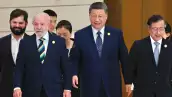 El presidente chino Xi Jinping, el presidente de Brasil, Luiz Inacio Lula da Silva, el presidente de Chile, Gabriel Boric, y el presidente de Colombia, Gustavo Petro, llegan para una sesión de fotos grupales antes de la ceremonia de apertura de la reunión ministerial del Foro China-CELAC en Beijing, China, 13 de mayo de 2025.