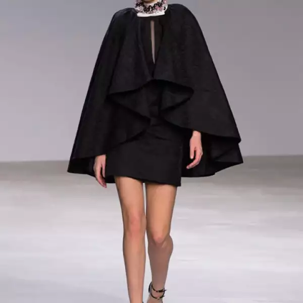 Giambattista Valli: Los cortes asimétricos en sacos y abrigos, con volúmenes exagerados, hicieron que nos enamoráramos aún más.