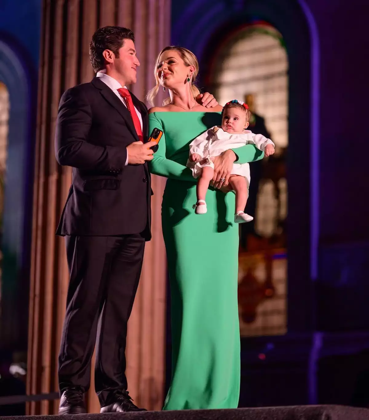Samuel García y Mariana Rodríguez junto a su bebé, Mariel.
