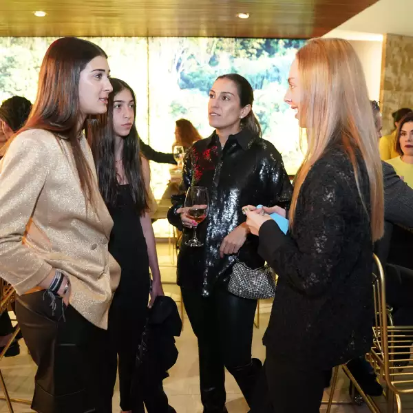 Sarah, Maggie y Becky Shamosh con Ximena de la Bárcena 