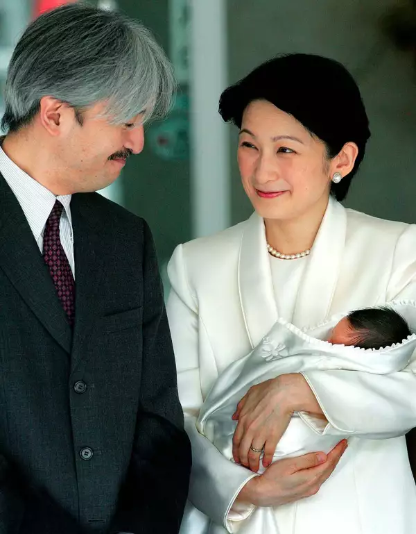 El príncipe Akishino y la princesa Kiko de Japón con el príncipe Hisahito