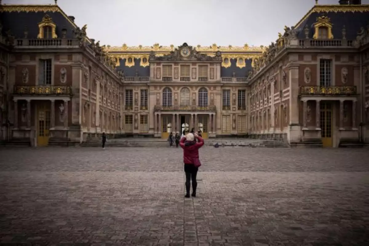 FILES-FRANCE-HEALTH-VIRUS-VERSAILLES