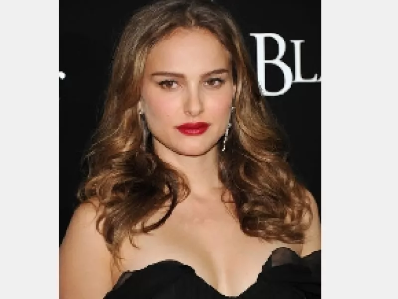 La actriz de `Black Swan´ es la nueva cara del perfume Miss Dior Cherie, aquí están otras celebrities que han sido imagen de esta marca.