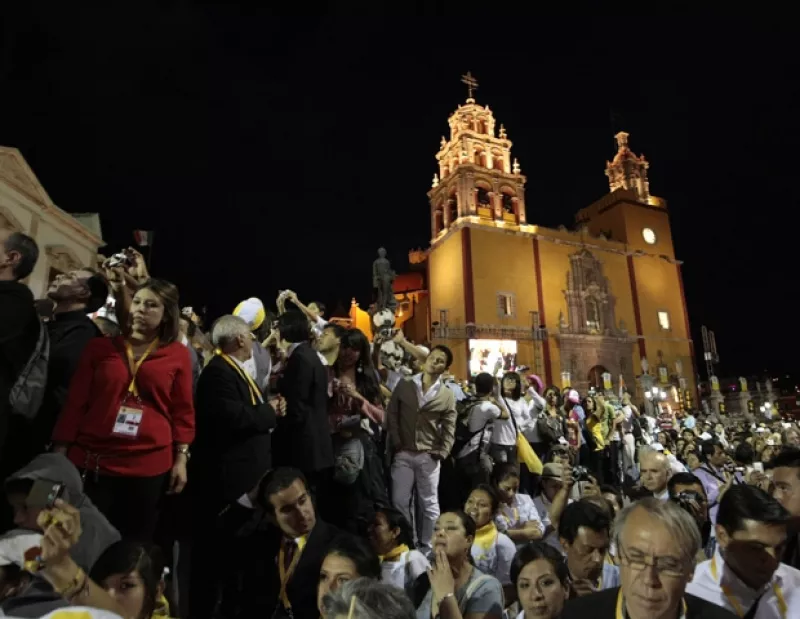 Su Santidad envió un mensaje de esperanza y amor a los niños congregados en la Plaza de la Paz de Guanajuato, Guanajuato; se reunió con el Presidente Calderón.