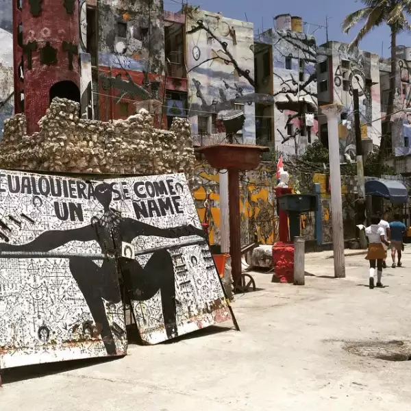La actriz de la serie The Blacklist también estuvo en el callejón de Hamel, en Cuba.