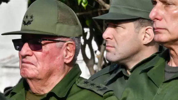 El presidente de Cuba, Miguel Díaz-Canel (R), el coronel Raúl Guillermo Rodríguez Castro (C), nieto del expresidente Raúl Castro, y el ministro de las Fuerzas Armadas, el general Álvaro López Miera, asisten al funeral de los 32 soldados cubanos asesinados durante la incursión estadounidense en Venezuela en el cementerio de Colón en La Habana, el 16 de enero de 2026.