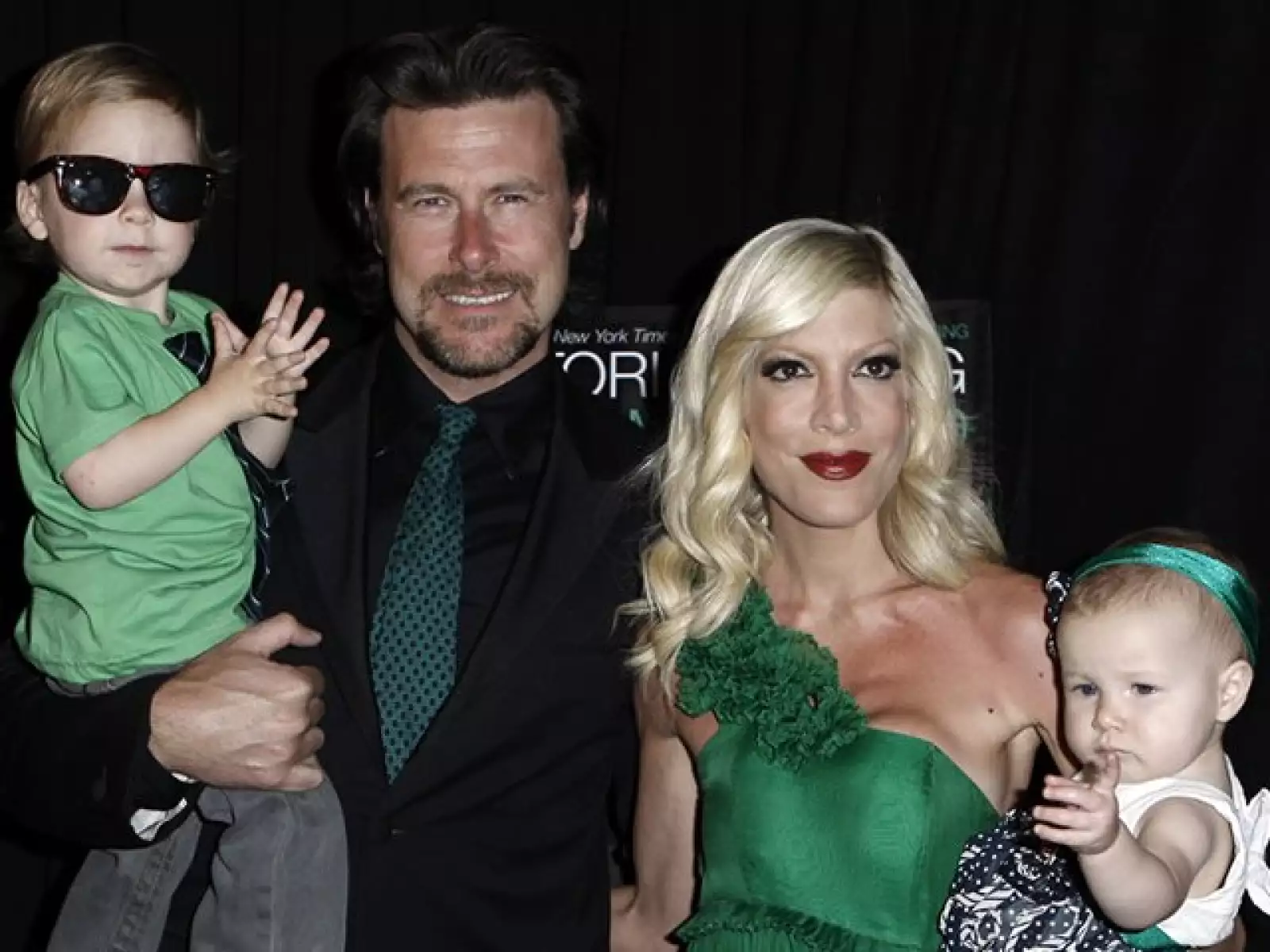 `¡Feliz Navidad Tweetville! Que Dios los bendiga, de nuestra familia hacia la suya. Los McDermott´, escribió animada Tori Spelling.