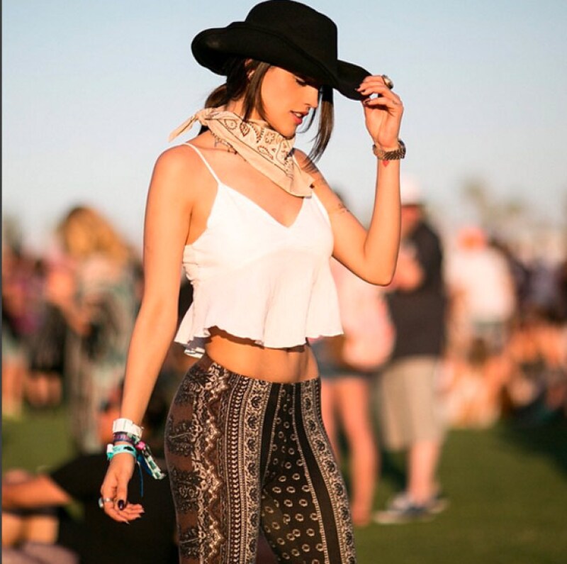 Crop tops y vestidos entallados son los mejores aliados de Eiza para mostrar su mini cintura.