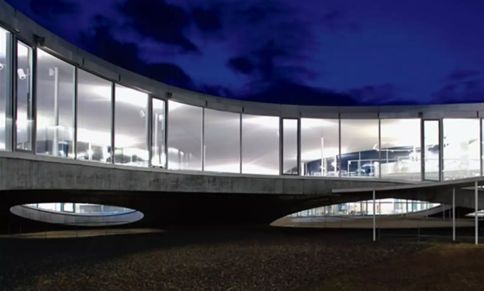 Al iniciarse el diseño del Rolex Learning Center, en Suiza, se pensó en un edificio de varios pisos, pero se optó por una única planta, diferenciada con ondulaciones de piso y techo.