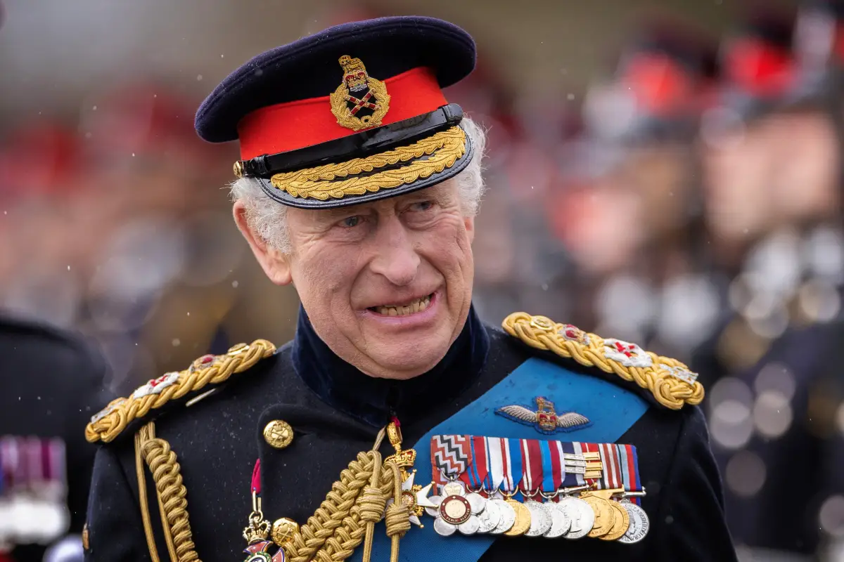 El rey Carlos III inspecciona el desfile del soberano número 200 en la Real Academia Militar de Sandhurst el 14 de abril de 2023 en Camberley, Inglaterra.