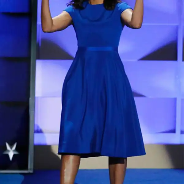 La primera dama, lució espectacular en un vestido azul rey, con pumps plateados en la Convención Nacional Democrática.