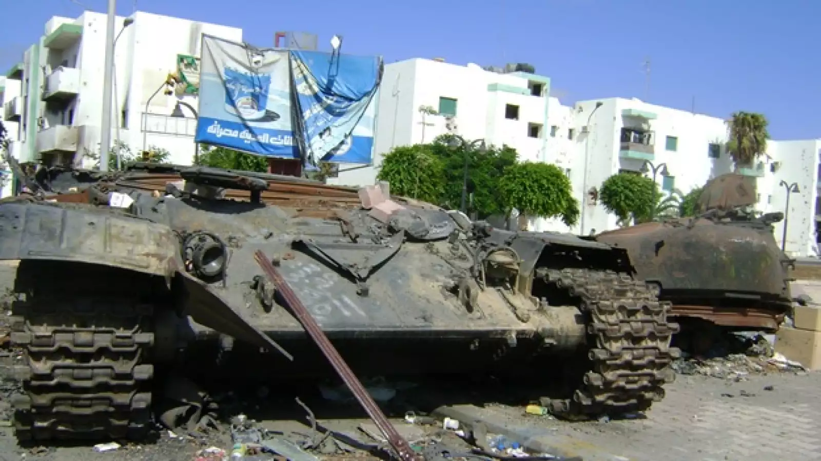 Libia - tanques en calle