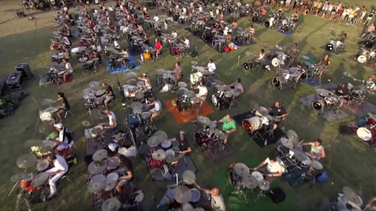 Los italianos tocando ?Learn to fly? para que Foo Fighters acuda a la ciudad y ofrezca un concierto
