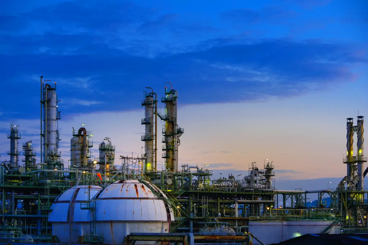 Los permisos cancelados están relacionados con la comercialización de petrolíferos y otros hidrocarburos.