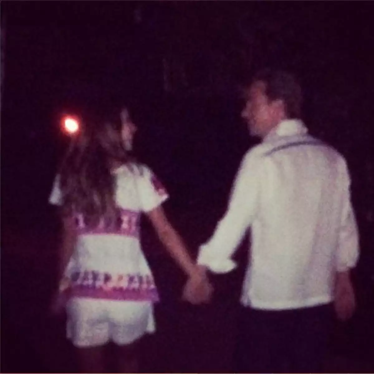 Este lunes la cantante compartió esta romántica imagen pero no se expresó al respecto del supuesto compromiso.