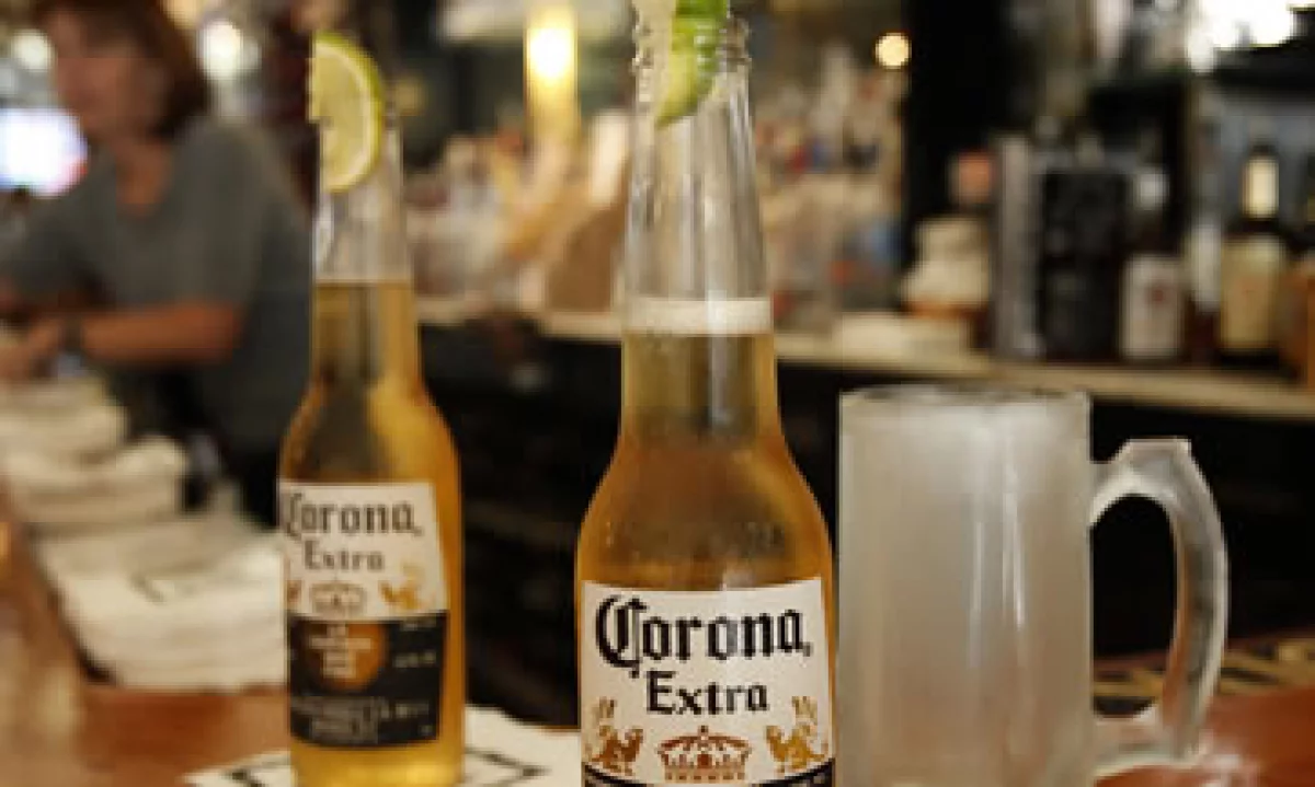 La cerveza Corona es una de las marcas más representativas de la compañía. (Foto: AP)