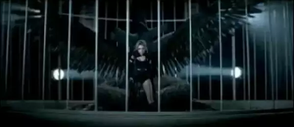 El video tiene reminiscencias de Britney Spears y Lady Gaga.