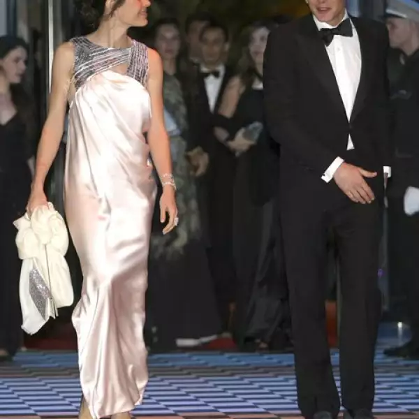 A pesar de que Carlota acudió en compañía de su novio, Alex Dellal, durante la alfombra ella desfiló junto a su hermano, Andrea.