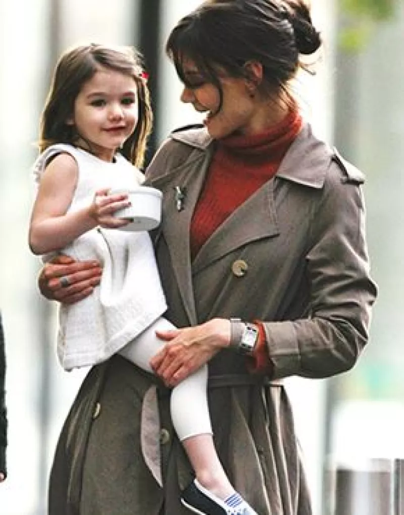La pequeña hija de Tom y Katie se la ha pasado de maravilla mientras acompaña a su mamá en la filmación de su nueva película.