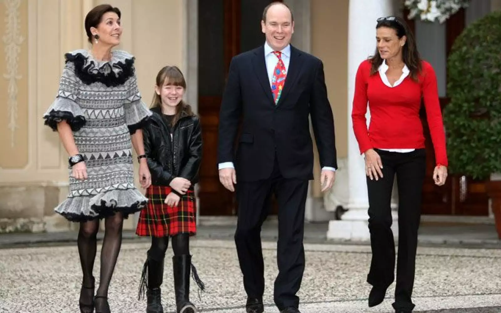 El príncipe Alberto, acompañado por la princesa Carolina y su hija Alexandra, y la princesa Estefanía llegaron a la tradicional entrega de regalos en el palacio de Mónaco.
