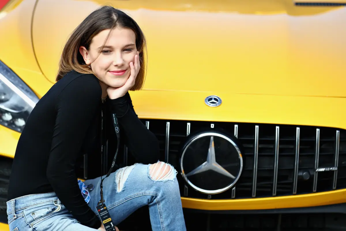 Millie Bobby Brown pasea con Lewis Hamilton