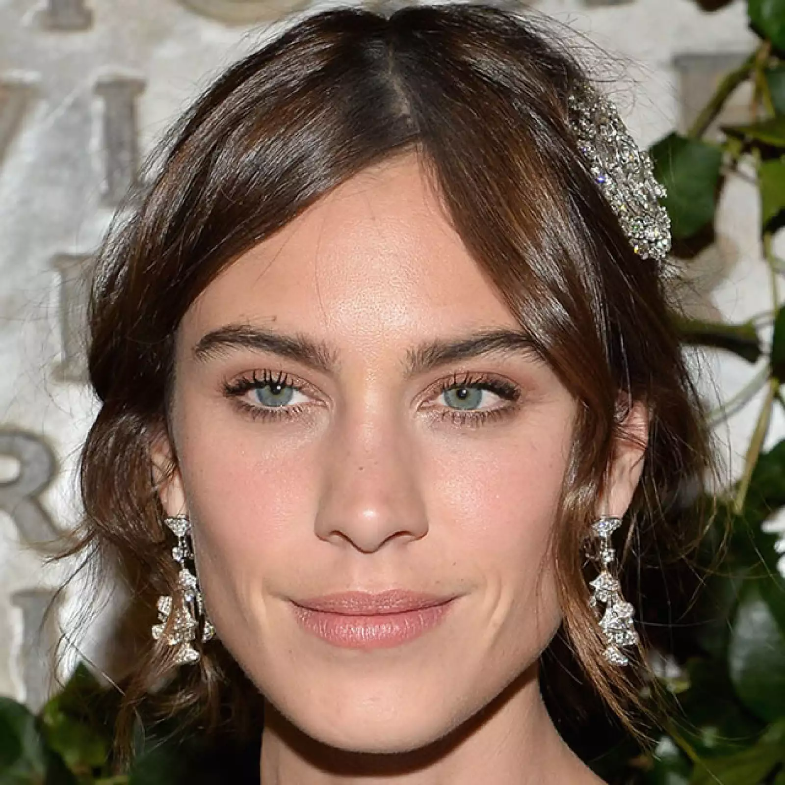 Amamos el look de Alexa Chung para `Bvlgari & Rome: Eternal Inspiration´ en NY. Llevó el pelo en un bun con ondas, los ojos con sombras metálicas muy claras, blush rosa claro y labios nude. Resaltó el look con un accesorio en el pelo.