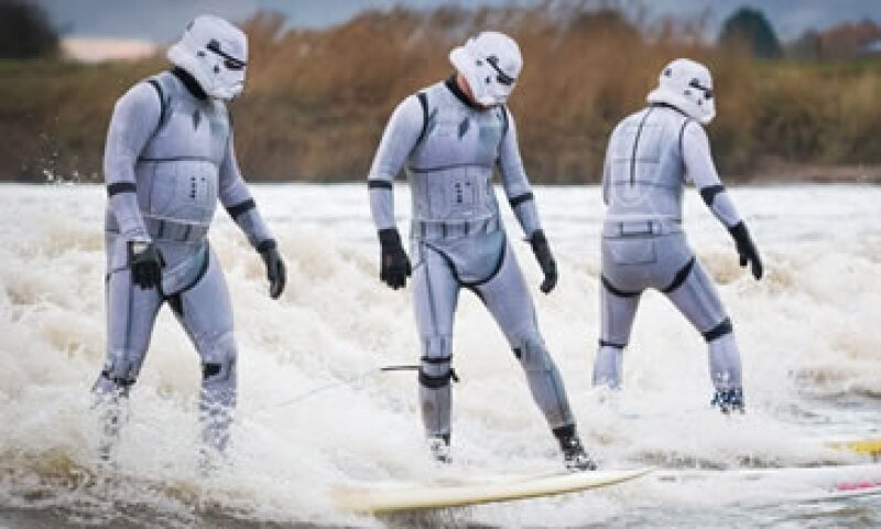 Unos stormtroopers surfean en Gloucester, Inglaterra. (Foto: Especial)
