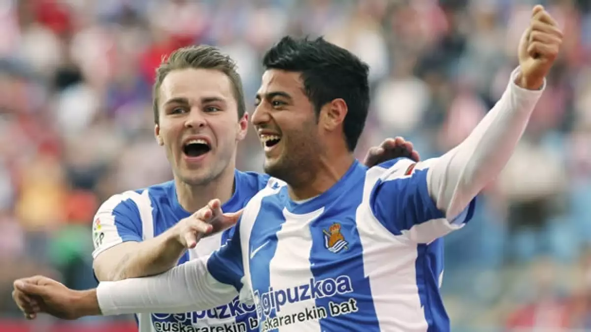 Carlos Vela celebra un gol con la real sociedad